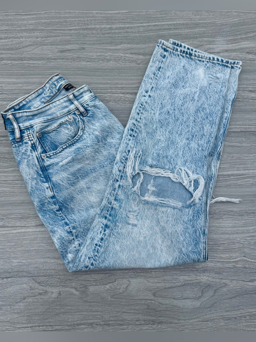 American Eagle Outfitters Light Blue Distressed Relaxed Jeans